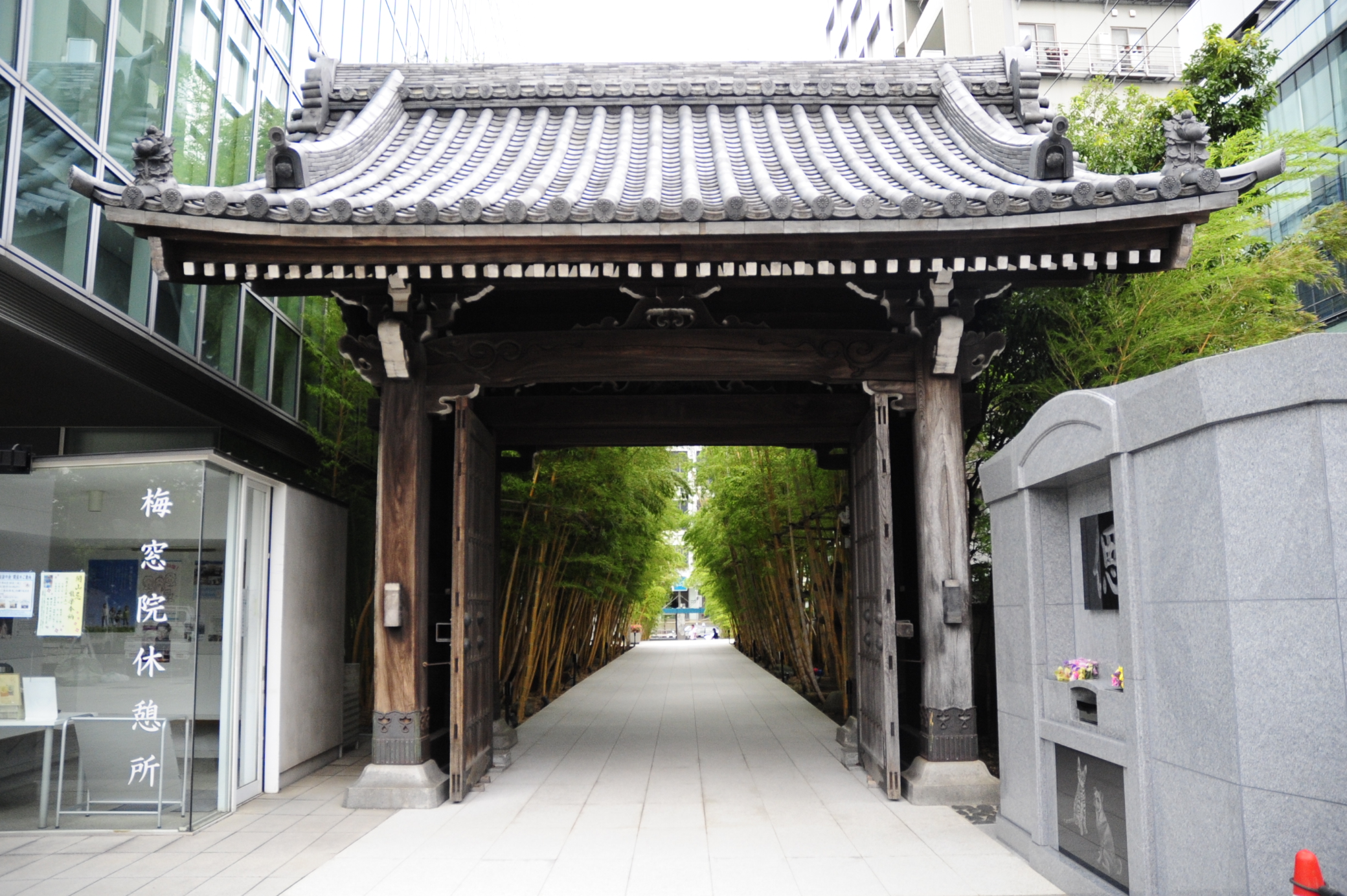 青山 梅窓院 山門